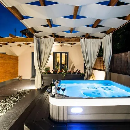 Meteora Boutique A *