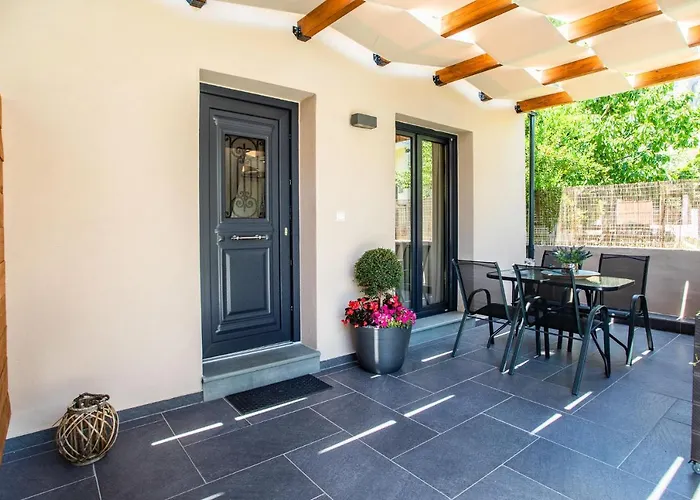 Meteora Boutique A *